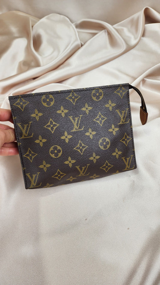 Louis Vuitton Toiletry 19 Monogram