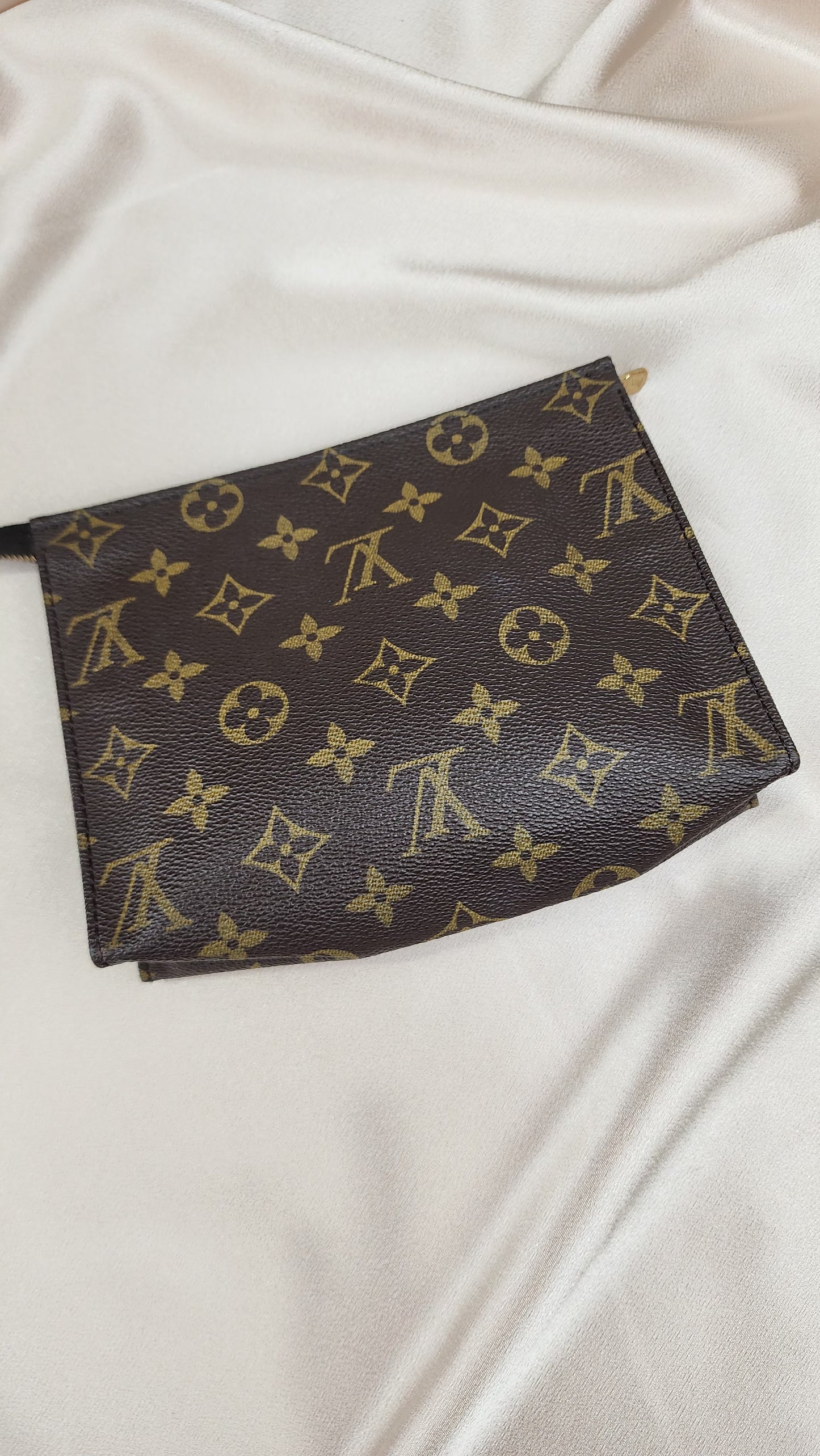 Louis Vuitton Toiletry 19 Monogram