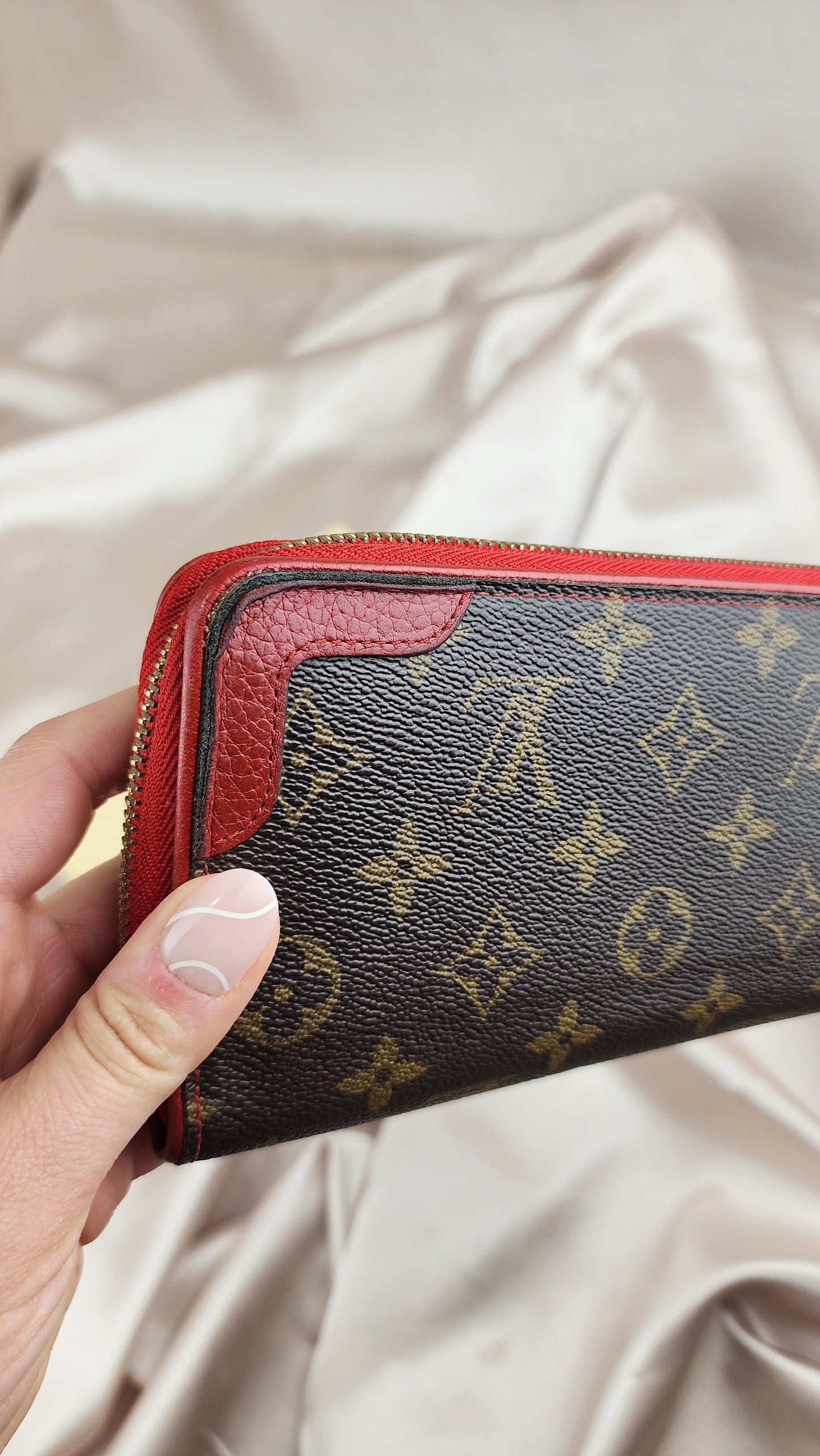 Louis Vuitton Monogram and Red Zippy Wallet - Full Inclusion