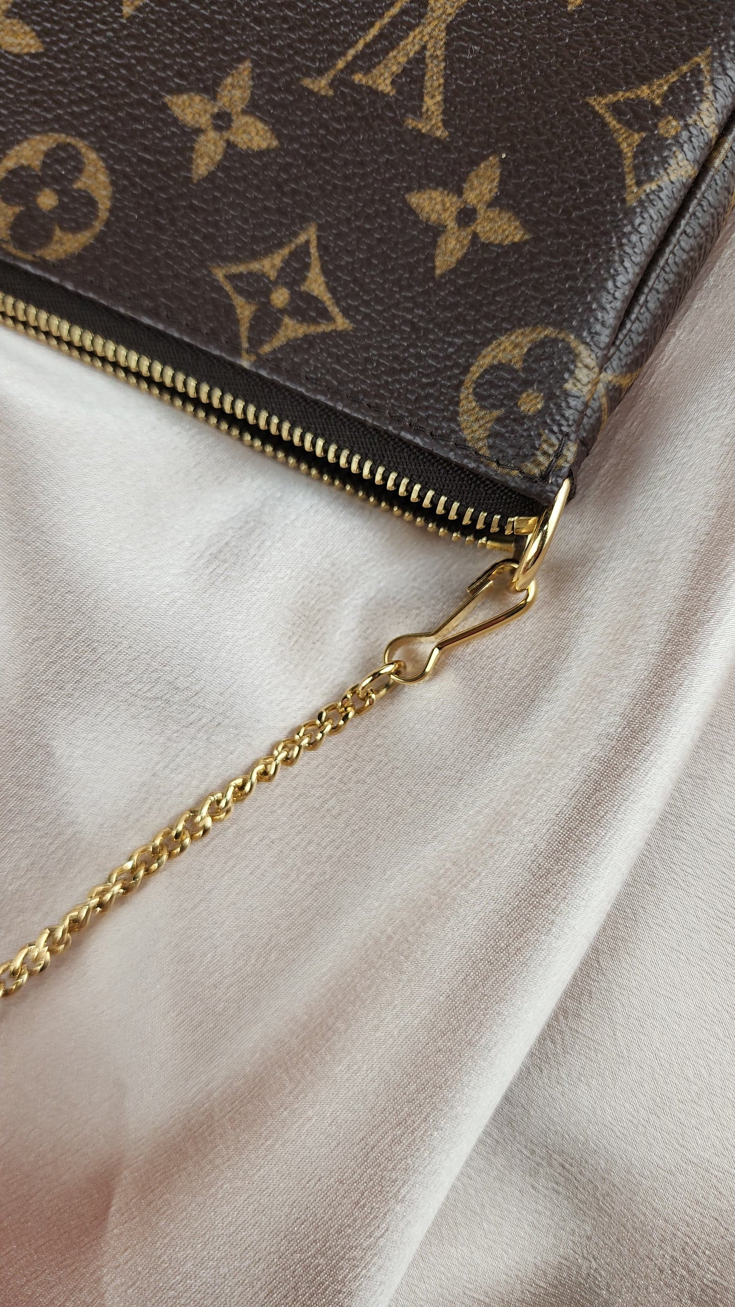 Louis Vuitton Mini Bucket Pochette - 0278