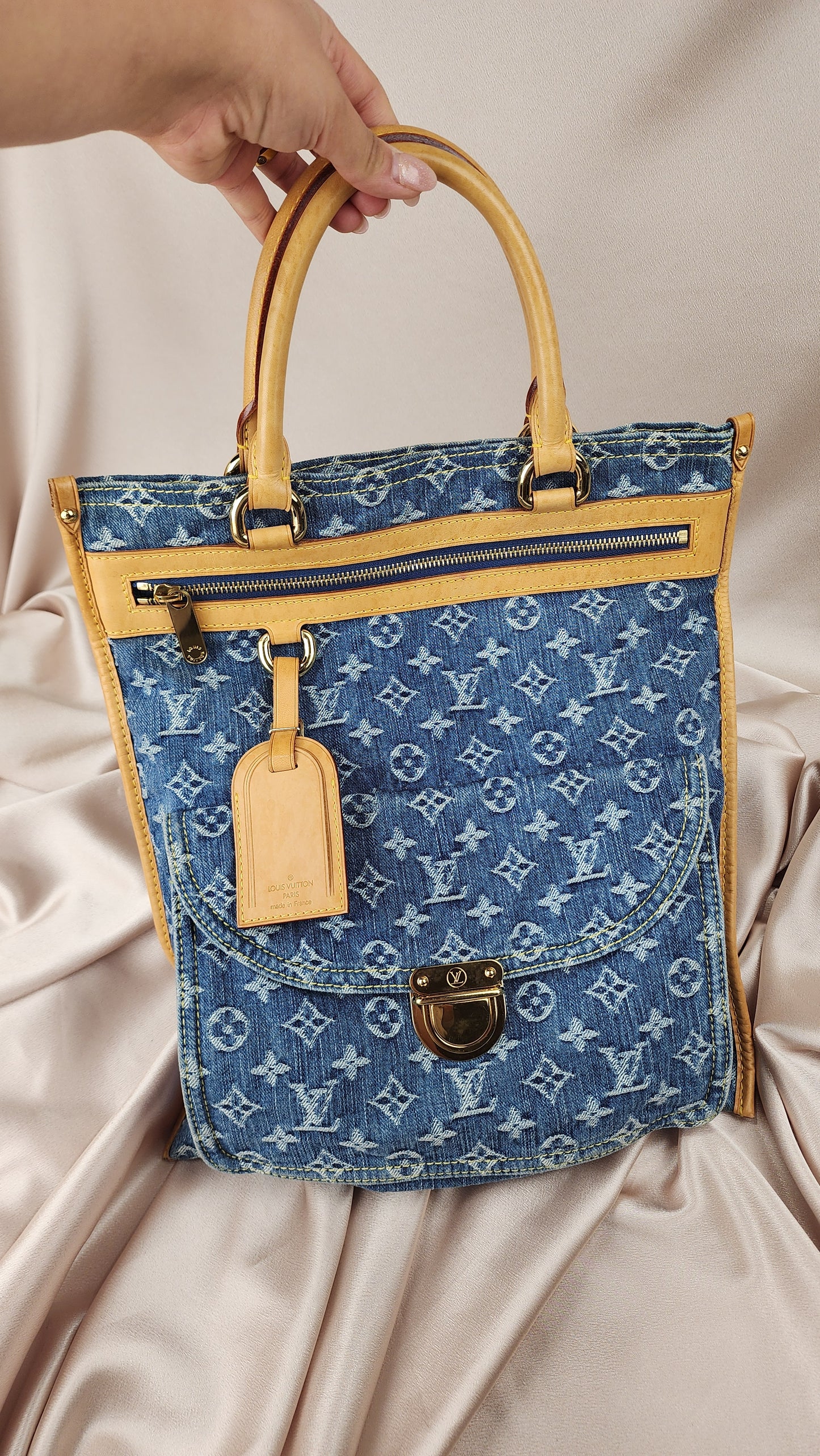 Louis Vuitton Denim Flat Shopping Tote - 0654