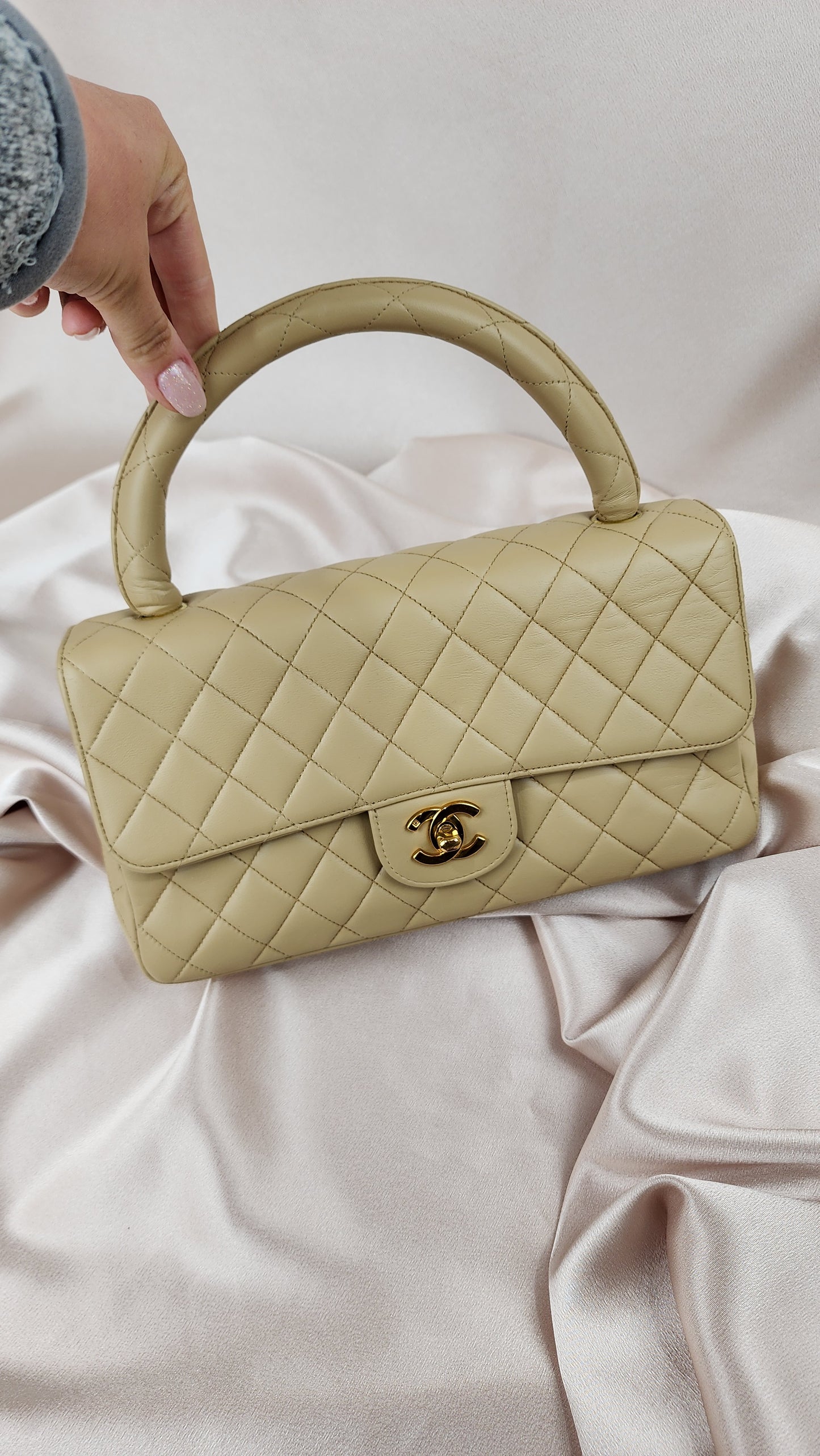 Chanel Matelasse Vintage Top Handle Beige Lamb Skin Hand Bag - 1175