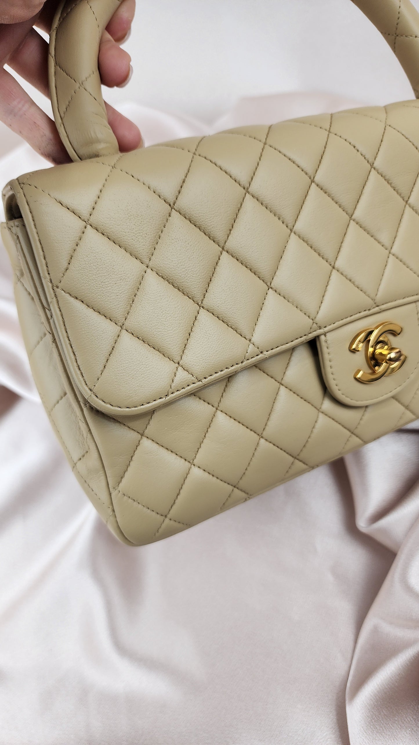 Chanel Matelasse Vintage Top Handle Beige Lamb Skin Hand Bag - 1175