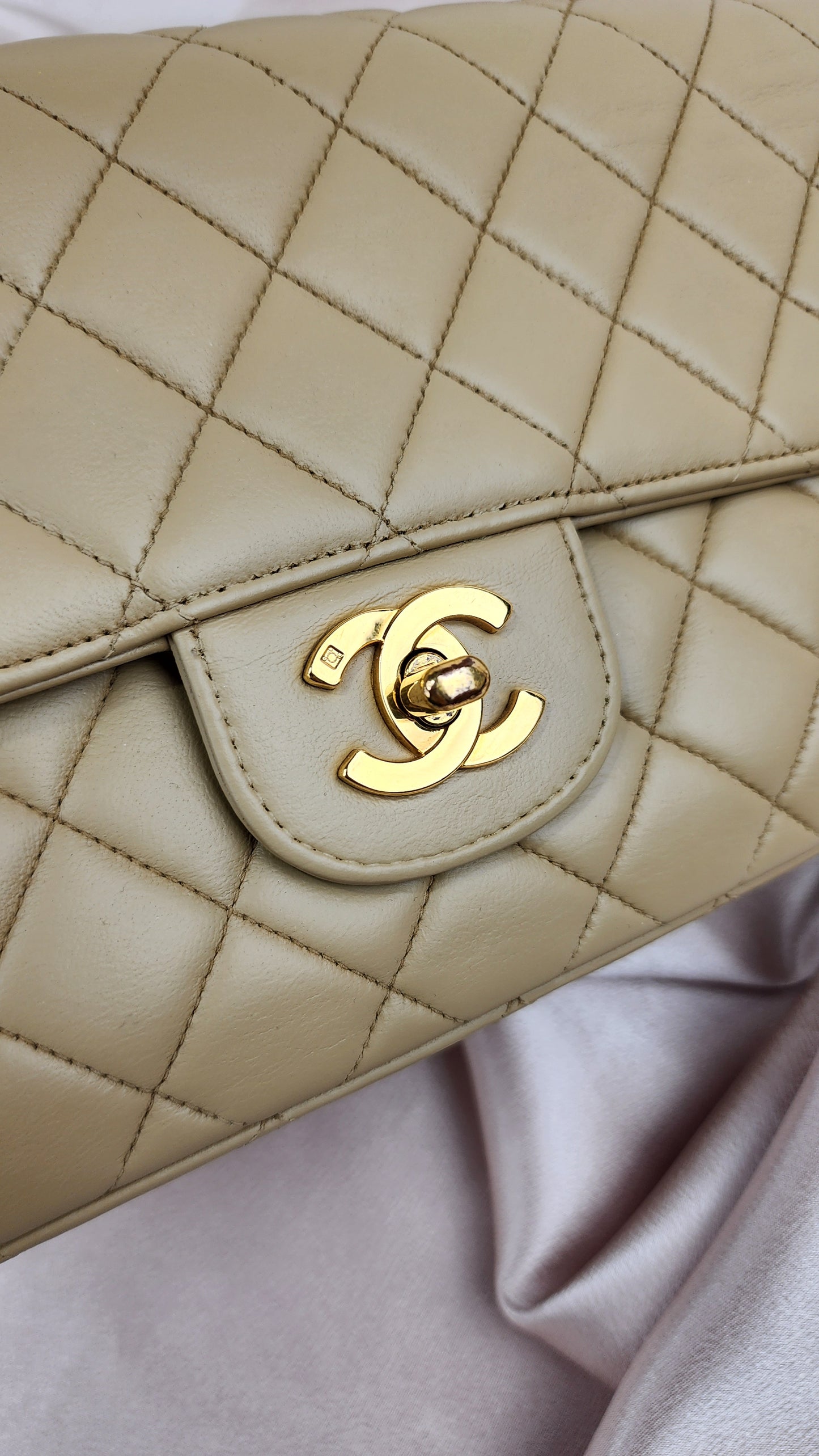 Chanel Matelasse Vintage Top Handle Beige Lamb Skin Hand Bag - 1175