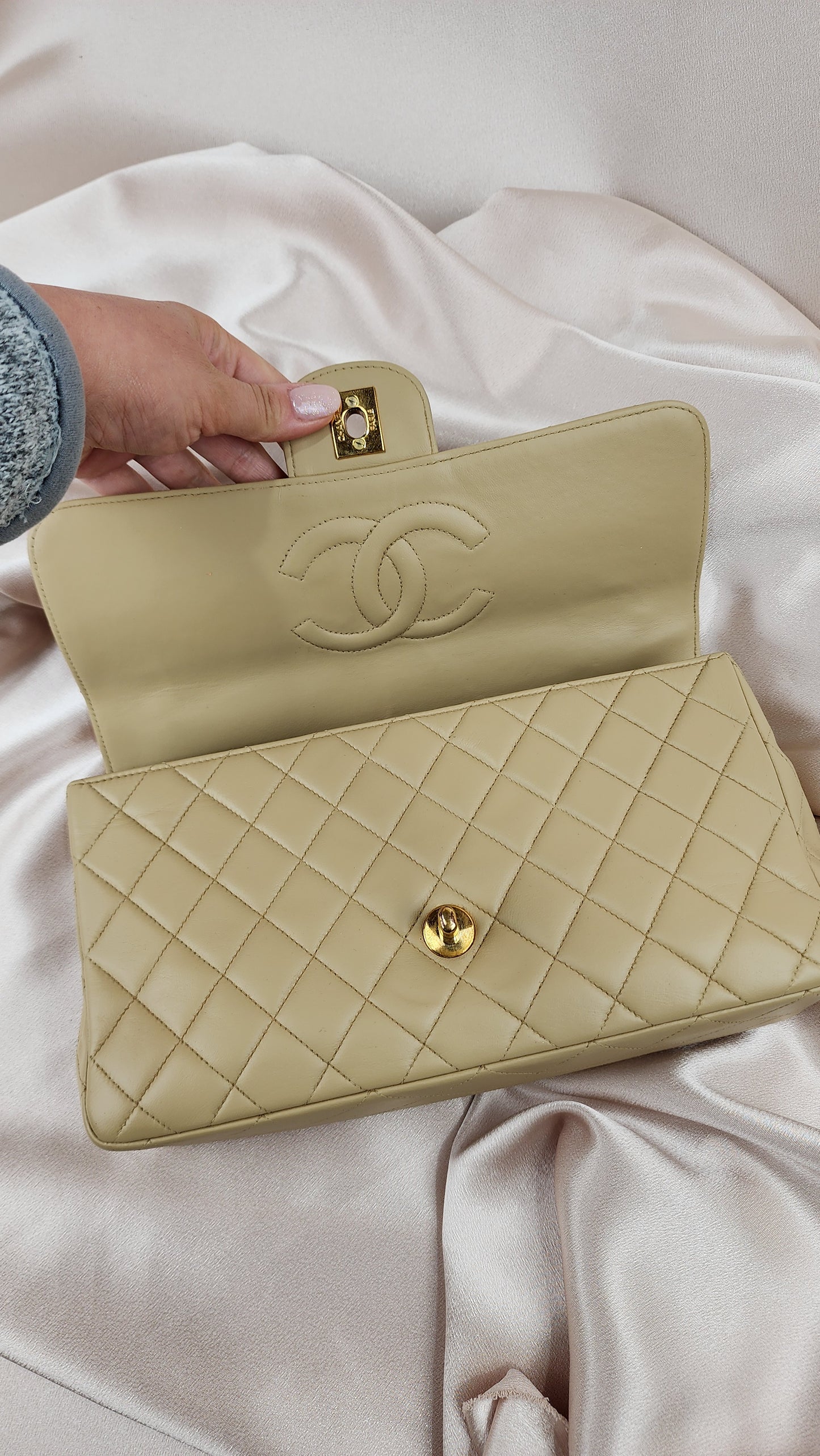 Chanel Matelasse Vintage Top Handle Beige Lamb Skin Hand Bag - 1175