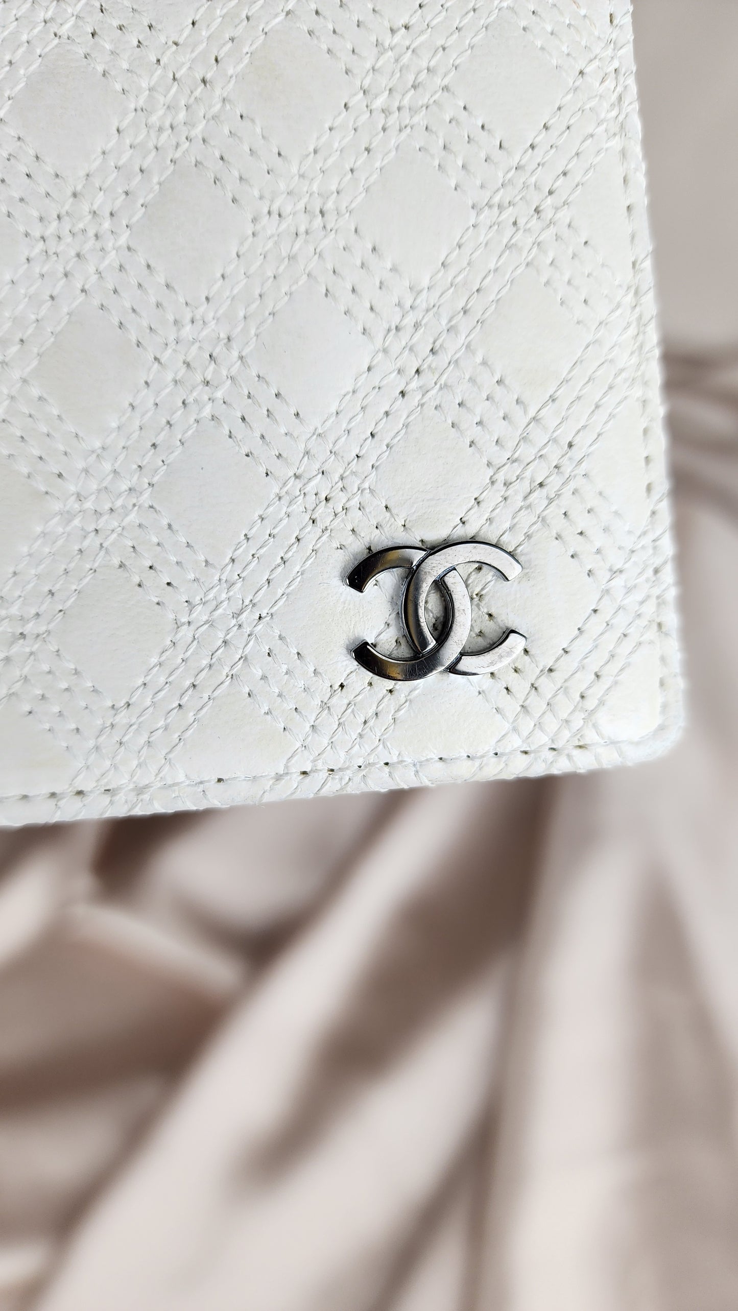 Chanel Stitched White Leather Card Case - 1118