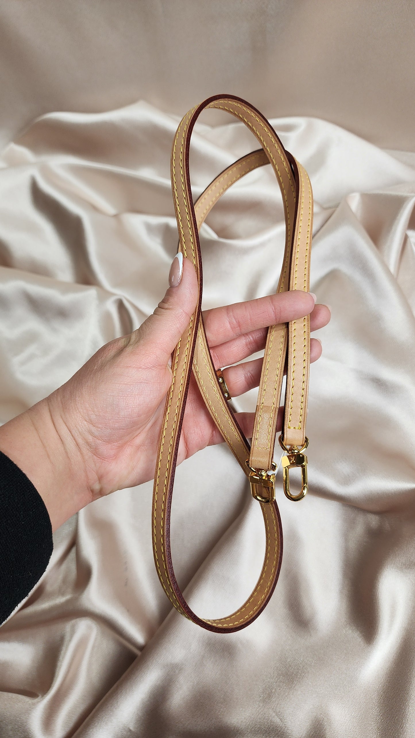 Louis Vuitton Leather Shoulder Strap - 1377